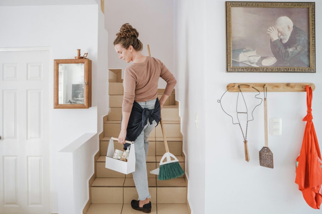 lady_cleaning